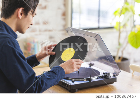 レコードをセットする男性の手元 レコードをセットする男性の手元 100367457
