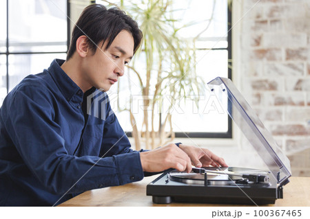 レコードをセットする男性の手元 レコードをセットする男性の手元 100367465