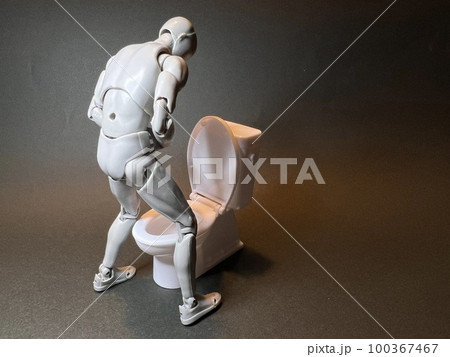 便座を上げ忘れてトイレで立って用を足す男性 100367467