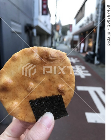 観光地では恥ずかしく感じなくなる食べ歩き 100367469