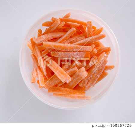 保存容器に入れた冷凍野菜、冷凍したニンジン、冷凍人参 100367529
