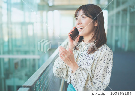 スマートフォンで通話する女性 スマートフォンで通話する女性 100368184