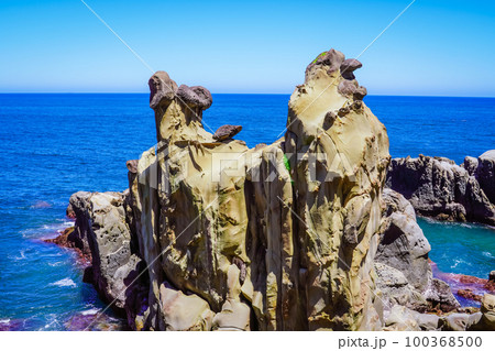 日向灘に突き出た名勝鵜戸 鵜戸神宮の奇岩（宮崎県日南市） 100368500
