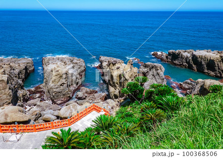 日向灘に突き出た名勝鵜戸 鵜戸神宮の奇岩（宮崎県日南市） 100368506