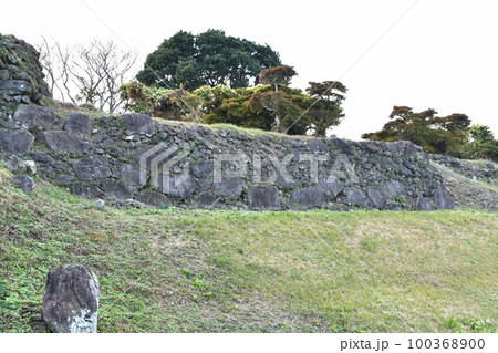 原城　本丸跡に残る破城された石垣 100368900