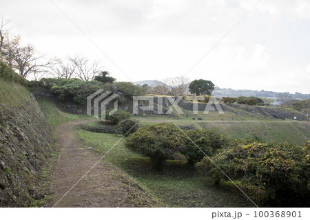 原城　本丸跡に残る破城された石垣 100368901