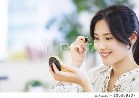 マスカラを塗る女性 マスカラを塗る女性 100369307