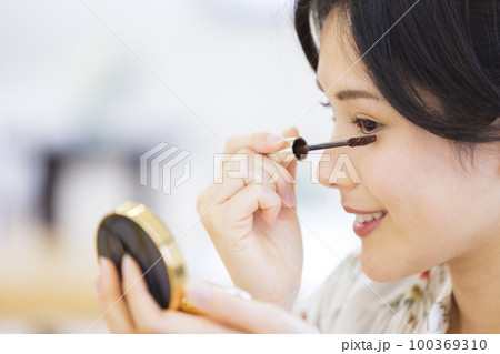 マスカラを塗る女性 100369310