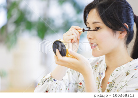 マスカラを塗る女性 100369313