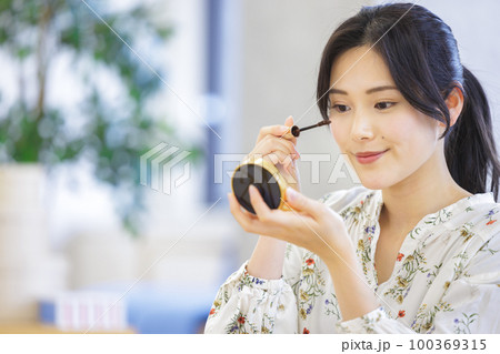 マスカラを塗る女性 100369315
