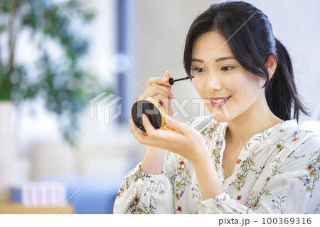 マスカラを塗る女性 100369316
