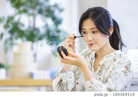 マスカラを塗る女性 100369319