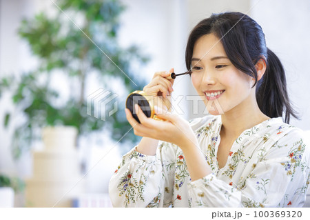マスカラを塗る女性 100369320