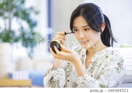 マスカラを塗る女性 100369321