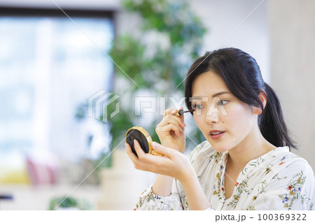 マスカラを塗る女性 マスカラを塗る女性 100369322