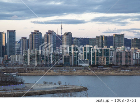 高層ビル 夕日 都市 100370751