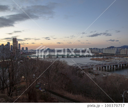 高層ビル 夕日 都市 100370757