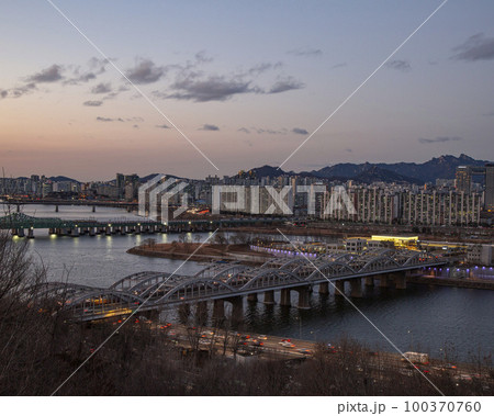 高層ビル 夕日 都市 100370760