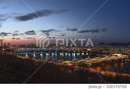 高層ビル 夕日 都市 100370780