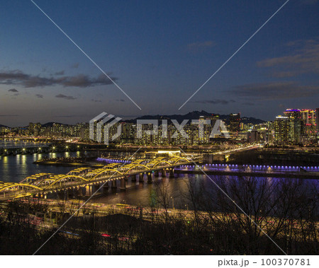 高層ビル 夕日 都市 100370781