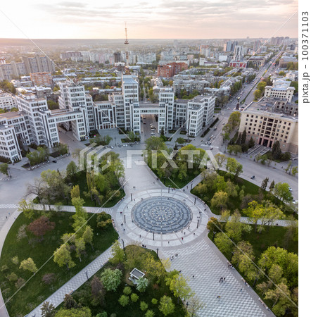 Sunset city aerial on Derzhprom building, fountain 100371103
