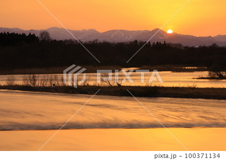 岩手県北上市　夕焼けの北上市街地 100371134