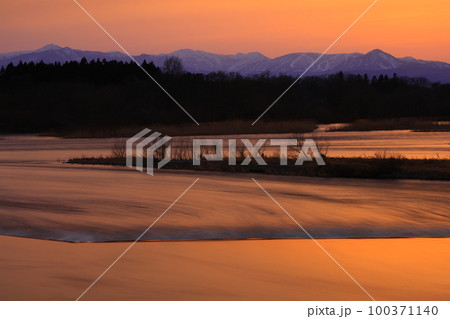 岩手県北上市　夕焼けの北上市街地 100371140