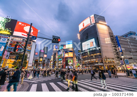 日本の東京都市景観 3月13日。渋谷は脅威の人流。マスク着用はきょうから個人の判断。感染者数313人 日本の東京都市景観 3月13日。渋谷は脅威の人流。マスク着用はきょうから個人の判断。感染者数313人 100371496
