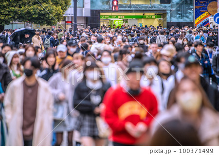 日本の東京都市景観 3月13日。渋谷は脅威の人流。マスク着用はきょうから個人の判断=13日 日本の東京都市景観 3月13日。渋谷は脅威の人流。マスク着用はきょうから個人の判断=13日 100371499