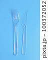 Plastic disposable tableware, cutlery. Fast food. Clean plastic fork and knive on blue background. 100372052