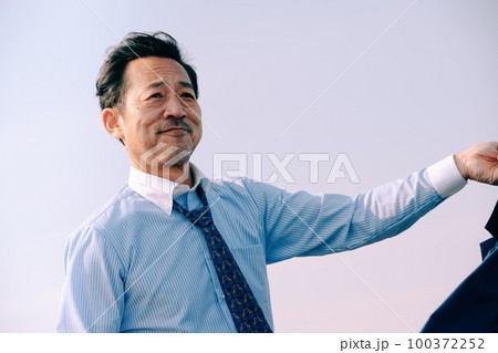 やる気に満ち溢れた元気な中高年サラリーマン 100372252