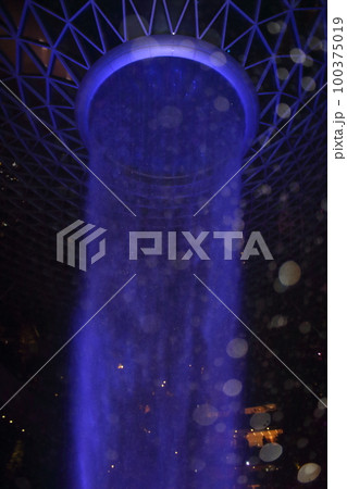 至近距離から眺めるJewel Changi Airport チャンギ国際空港 ジュエル シンガポール 100375019