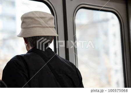 電車を乗っているシニア男性の後ろ姿 100375068