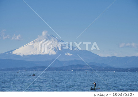 【神奈川県】長者ヶ崎海岸から眺める富士山 100375207
