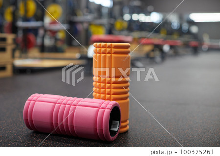 スポーツジムの風景と筋膜ローラーのアップ写真 100375261