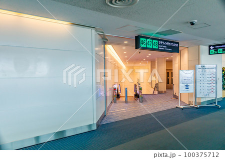 【イメージ素材】空港内通路（サテライトバスのりば） 100375712