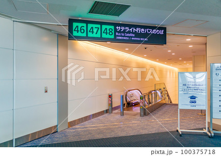 【イメージ素材】空港内通路（サテライトバスのりば） 100375718