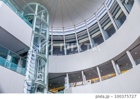 【イメージ素材】空港ターミナルビル吹き抜け 100375727