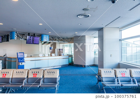 【イメージ素材】空港搭乗ゲート 100375761