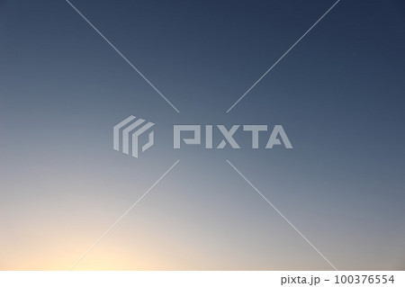 『背景素材』自然の光！グラデーション　SDGs空の色 100376554