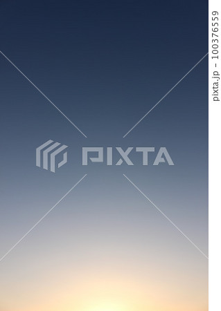 『背景素材』自然の光！グラデーション　SDGs空の色 100376559
