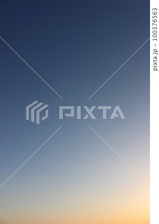 『背景素材』自然の光！グラデーション　SDGs空の色 100376563