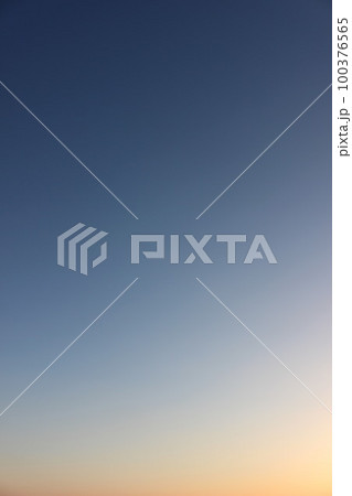 『背景素材』自然の光！グラデーション　SDGs空の色 100376565