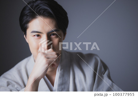 着物の男性　　 100377955