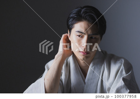 着物の男性　　 100377958
