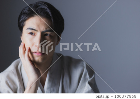着物の男性　　 100377959