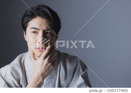 着物の男性　　 100377960