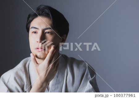 着物の男性　　 100377961