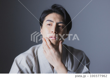 着物の男性 着物の男性 100377962