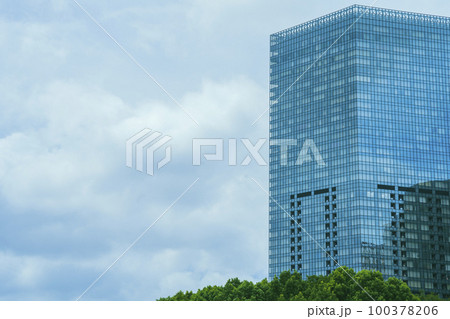 東京都新宿区のオフィス街の高層ビルが立ち並ぶ風景 東京都新宿区のオフィス街の高層ビルが立ち並ぶ風景 100378206